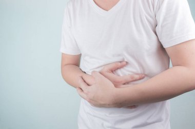 Asya genç erkekler mide ülseri acı çekiyor. gastrit neden H. pylori bakteri sağlık ve sağlık sorunu kavramı enfeksiyon tarafından