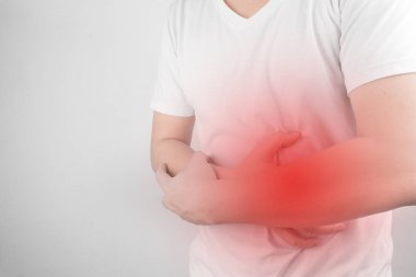 Asya genç erkekler mide ülseri acı çekiyor. gastrit neden H. pylori bakteri sağlık ve sağlık sorunu kavramı enfeksiyon tarafından