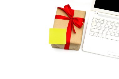 çalışma alanı en iyi Görünümü Kapat nesneleri beyaz hediye kutusu papyon kırmızı kurdele ve dizüstü bilgisayar üzerinde beyaz izole arka plan neşeli Noel ve mutlu yeni yıl kavramı