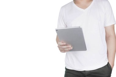 Asya genç adam ayakta beyaz arka plan üzerinde bir dijital tablet.lifestyle kavramı izole holding, kırpma yolu