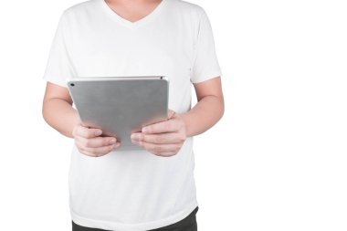 Asya genç adam ayakta beyaz arka plan üzerinde bir dijital tablet.lifestyle kavramı izole holding, kırpma yolu