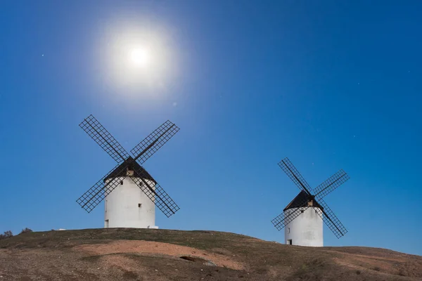 背景に月と一般的な風車 — ストック写真