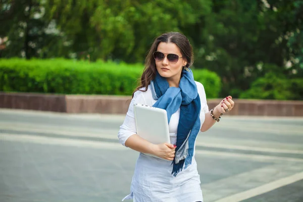 Hermosa Chica Negocios Morena Gafas Sol Caminando Por Calle Con — Foto de Stock