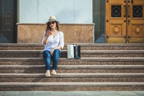 Hermosa Chica Morena Sombrero Gafas Sol Sienta Las Escaleras Con — Foto de Stock