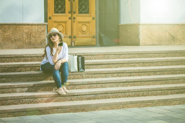 Hermosa Chica Morena Sombrero Gafas Sol Sienta Las Escaleras Con — Foto de Stock