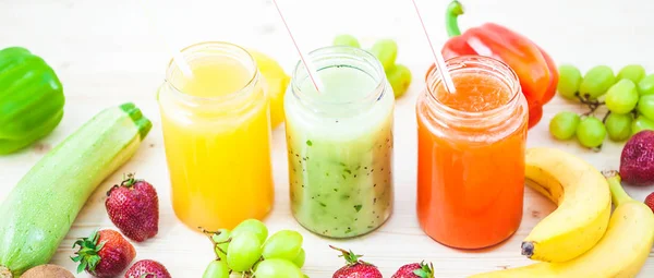 taze sıkılmış meyve suyu, smoothies sarı turuncu yeşil mavi muz limon elma portakal kivi üzüm koyu ahşap arka plan üzerinde kopya alanı düz çilek afiş kavramı yatıyordu.