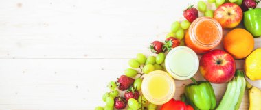 taze sıkılmış meyve suyu, smoothies sarı turuncu yeşil mavi muz limon elma portakal kivi üzüm açık ahşap renkli kopya alanı düz üzerinde çilek afiş kavramı yatıyordu..