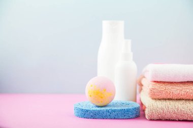 banyo aksesuarları - havlu, krem, köpük banyosu ve bir ışık, aydınlık arka plan kopya alanı için vücudunuzun yer, kendiniz için bakmakta kavramı üzerinde şampuan