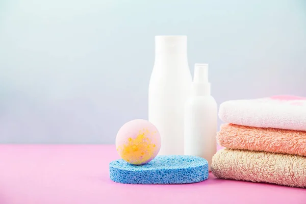 banyo aksesuarları - havlu, krem, köpük banyosu ve bir ışık, aydınlık arka plan kopya alanı için vücudunuzun yer, kendiniz için bakmakta kavramı üzerinde şampuan
