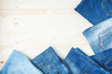 mavi jeans ahşap arka plan kopya alanı üst üzerinde göster.