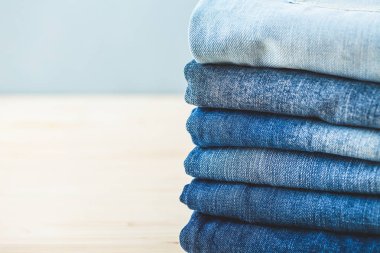 Mavi jeans bir açık renkli kopya spase katlanmış. Metin için yer