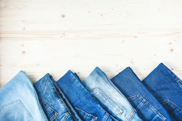 Jeans Azules Sobre Fondo Madera Copiar Espacio Vista Superior — Foto de Stock