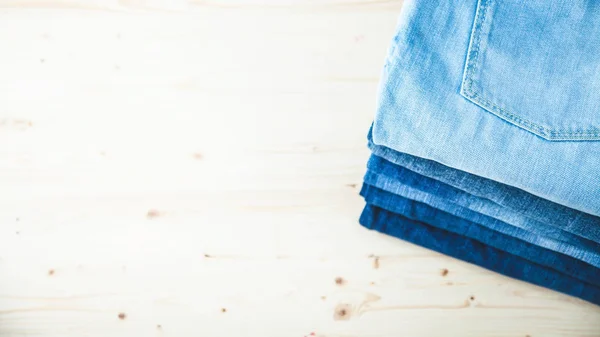 Jeans Azules Sobre Fondo Madera Copiar Espacio Vista Superior Banner —  Fotos de Stock