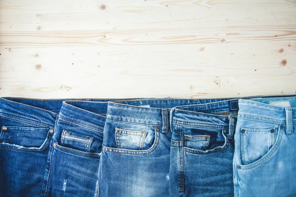 mavi jeans ahşap arka plan kopya alanı üst üzerinde yer için metni görüntüleyin..