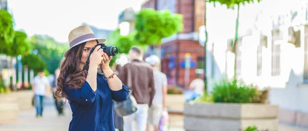 Mulher Bonita Turista Andando Rua Com Uma Câmera Tira Fotos — Fotografia de Stock