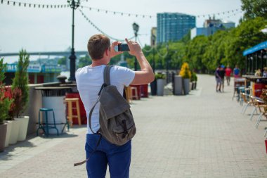Rusya Rostov-on-Don 16 Haziran 2018 adam turist telefonda fotoğraf çeker ve şehir etrafında yürür nerede Dünya Kupası 2018