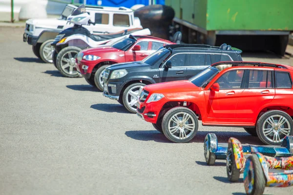 Rusya, Rostov-on-Don 16 Ağustos 2018 çocuk elektrikli otomobil farklı modeller ve renkler.