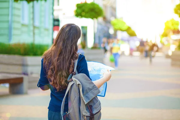 Chica Turística Con Mapa Mano Una Guía Viaje Calle Ciudad — Foto de Stock