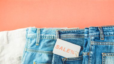 Satış, siyah Cuma, bir etiket üst cebinde bir kırmızı zemin üzerine mavi jeans ile indirim kavramı görüntülemek boşaltmak.