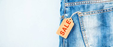 Siyah Cuma açık renkli afiş kopya alanı üstten görünüm üzerinde mavi jeans ile konsept satış, iskontoları