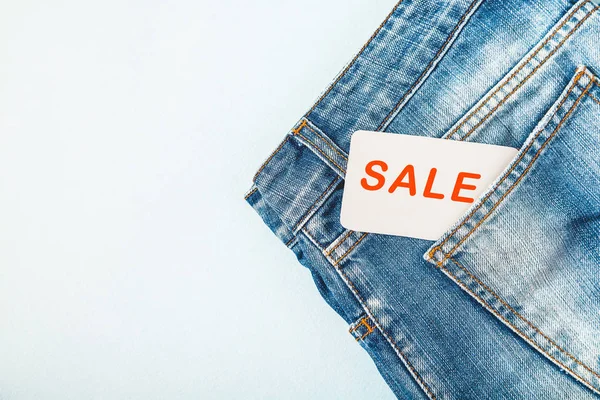 Satılık siyah Cuma, kavramı mavi jeans üzerinde hafif bir arka plan ile indirimler.