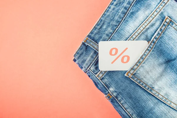Satış, siyah Cuma, bir etiket üst cebinde bir kırmızı zemin üzerine mavi jeans ile indirim kavramı görüntülemek boşaltmak.
