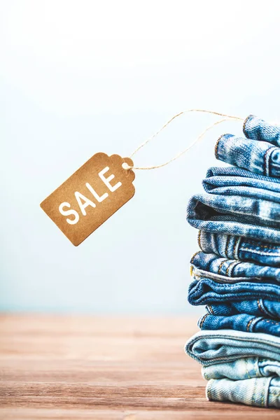 Konsept satış, siyah Cuma etiketi ile indirimler, kot ışık arka plan üzerinde yakın satılık kadar şarkı söylüyor