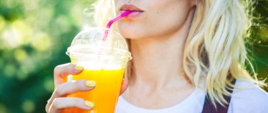 taze sıkılmış meyve suyu, bir sağlıklı yaşam tarzı afiş kavram bir kız içecekler