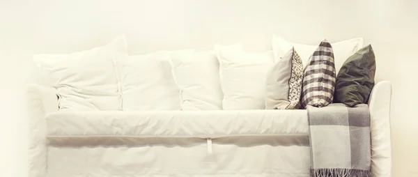 Sofá Blanco Con Almohadas Blancas Colores Contra Pared Blanca Elementos — Foto de Stock