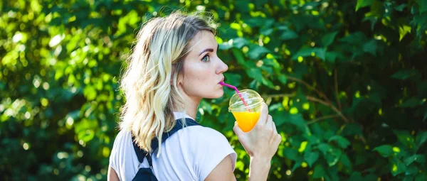 Una Chica Bebe Jugo Recién Exprimido Estilo Vida Saludable Concepto — Foto de Stock