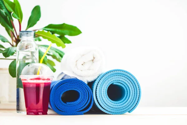 spor, bir yoga mat, havlu, smoothies, ayarla şişe suyu sağlıklı bir yaşam tarzı kopya alanı kavramı.