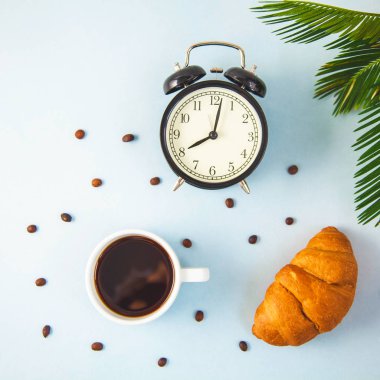 bir çalar saat kahvaltı neşe ile beyaz bir fincan kruvasan uyandırma sabah kahvesi, sağlıklı kahvaltı tazelik düz yatıyordu