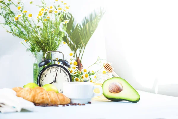 Morgon Frukost Kaffe Vit Kopp Croissant Avokado Uppvaknande Med Väckarklocka — Stockfoto