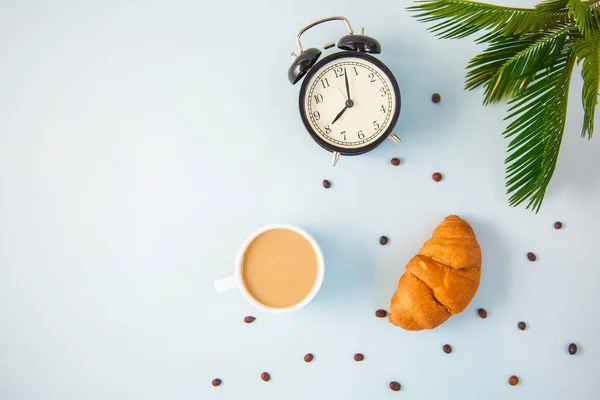 Morgonkaffe Vit Kopp Croissant Ljus Bakgrund Vakna Med Väckarklocka Frukost — Stockfoto