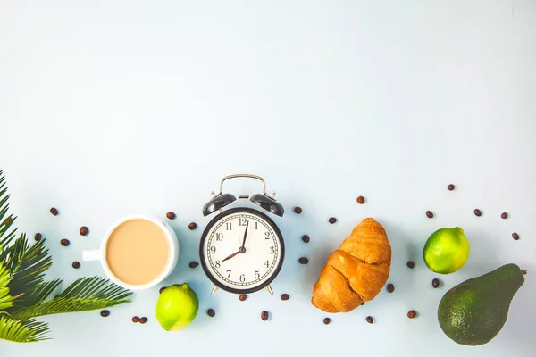 Morgon Frukost Kaffe Vit Kopp Croissant Avokado Uppvaknande Med Väckarklocka — Stockfoto