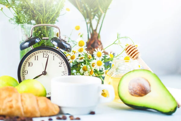 sabah kahvaltı, kahve Kupası'nda bir beyaz kruvasan avokado uyanış neşeli, sağlıklı bir çalar saat ile kahvaltı taze kopya alanı.