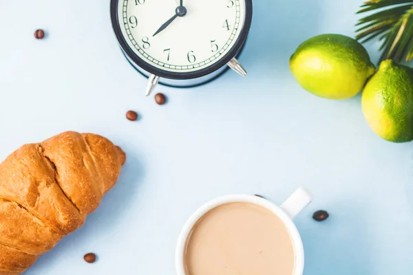 Morgon Frukost Kaffe Vit Kopp Croissant Avocado Lime Uppvaknande Med — Stockfoto