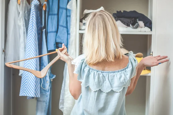 Mädchen Der Nähe Der Garderobe Mit Kleidung Wählt Tragen Nichts — Stockfoto