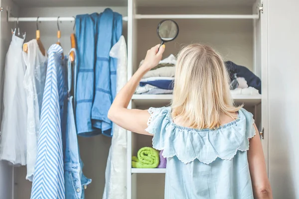 Girl Wardrobe Clothes Looking Magnifying Glass She Should Wear Heavy — Stock Photo, Image