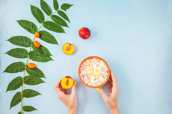 Morgon Frukost Blå Flickans Händer Som Håller Müsli Frukt Persikor — Stockfoto