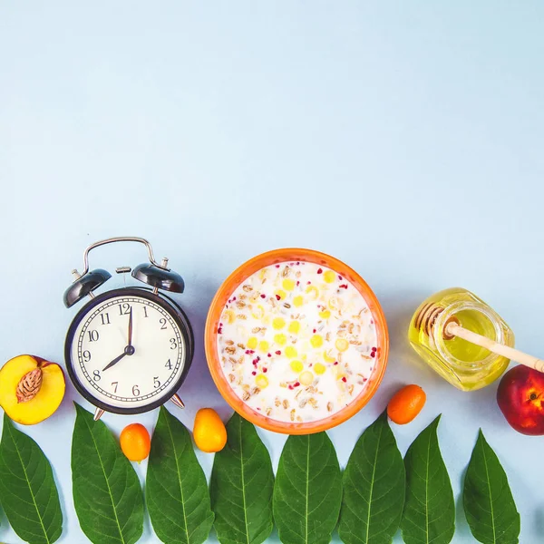 Morgon Frukost Müsli Frukt Persikor Honung Blå Bakgrund Med Gröna — Stockfoto