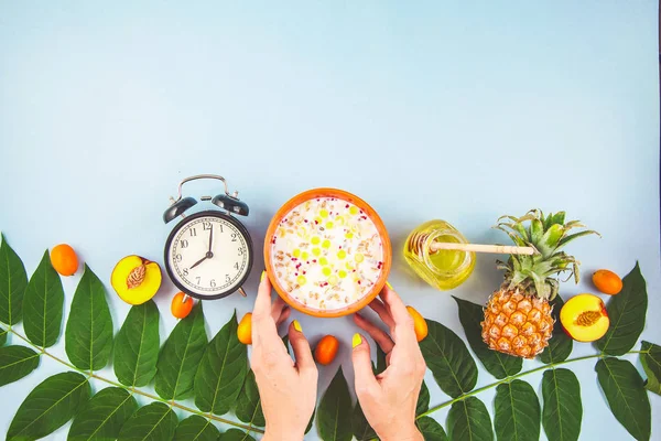 Ráno Snídaně Dívčí Ruce Držící Müsli Ovoce Med Ananas Broskve — Stock fotografie