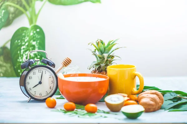 Morgon Kaffe Frukost Müsli Frukt Persikor Honung Och Ananas Ljus — Stockfoto