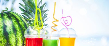 Parlak taze sağlıklı meyve suları, meyve, ananas, karpuz deniz arka plan üzerinde. Summer, dinlenme, sağlıklı yaşam afiş kavramı