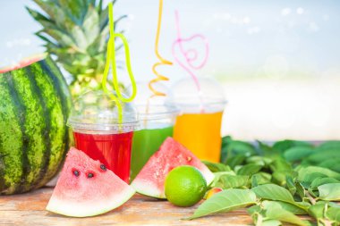Parlak taze sağlıklı meyve suları, meyve, ananas, karpuz deniz arka plan üzerinde. Summer, dinlenme, sağlıklı yaşam boşaltmak
