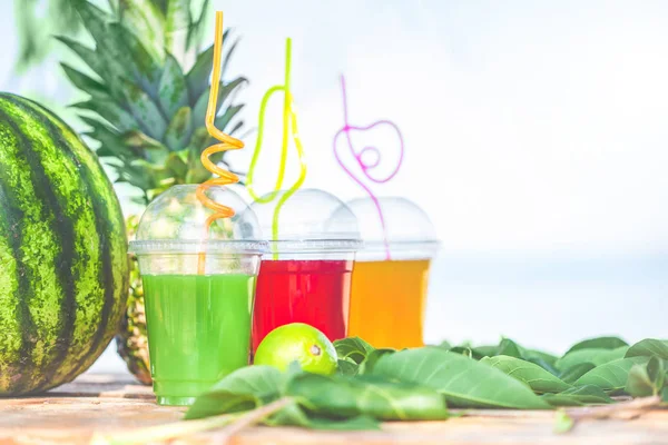 Parlak taze sağlıklı meyve suları, meyve, ananas, karpuz deniz arka plan üzerinde. Summer, dinlenme, sağlıklı yaşam tarzı