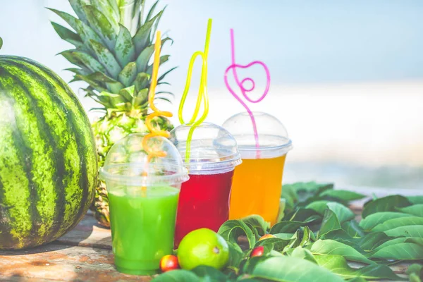 Parlak taze sağlıklı meyve suları, meyve, ananas, karpuz deniz arka plan üzerinde. Summer, dinlenme, sağlıklı yaşam boşaltmak