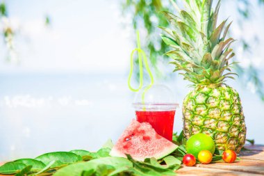 Parlak taze sağlıklı meyve suları, meyve, ananas, karpuz deniz arka plan üzerinde. Summer, dinlenme, sağlıklı yaşam tarzı