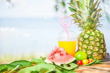 Parlak taze sağlıklı meyve suları, meyve, ananas, karpuz deniz arka plan üzerinde. Summer, dinlenme, sağlıklı yaşam tarzı kopya alanı