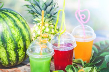 Taze sağlıklı meyve suları, meyve, ananas, karpuz deniz arka plan üzerinde. Summer, dinlenme, sağlıklı yaşam tarzı kopya alanı